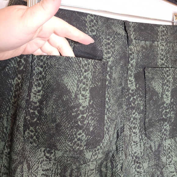 NWT Adyson Parker Green Snakeskin Print Wideleg Crop Pants Stretch Size 10 - Picture 11 of 16